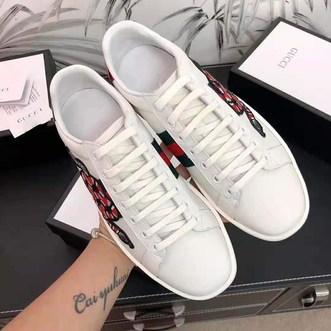 G*u*i men ace embroidered sneaker with embroidered kingsnake appliqué-white