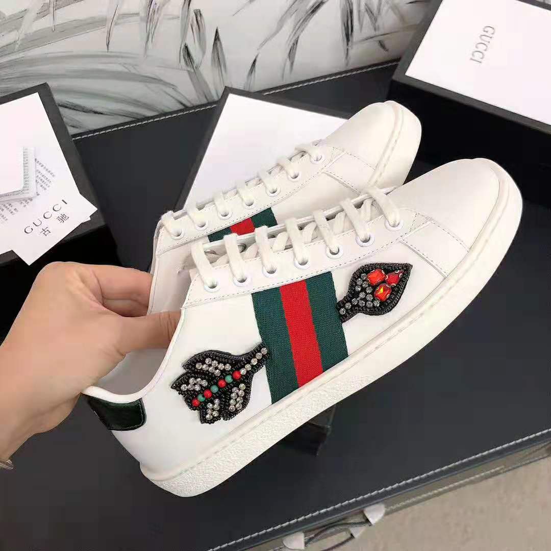 G*u*i unisex ace embroidered sneaker with arrow appliqués-white