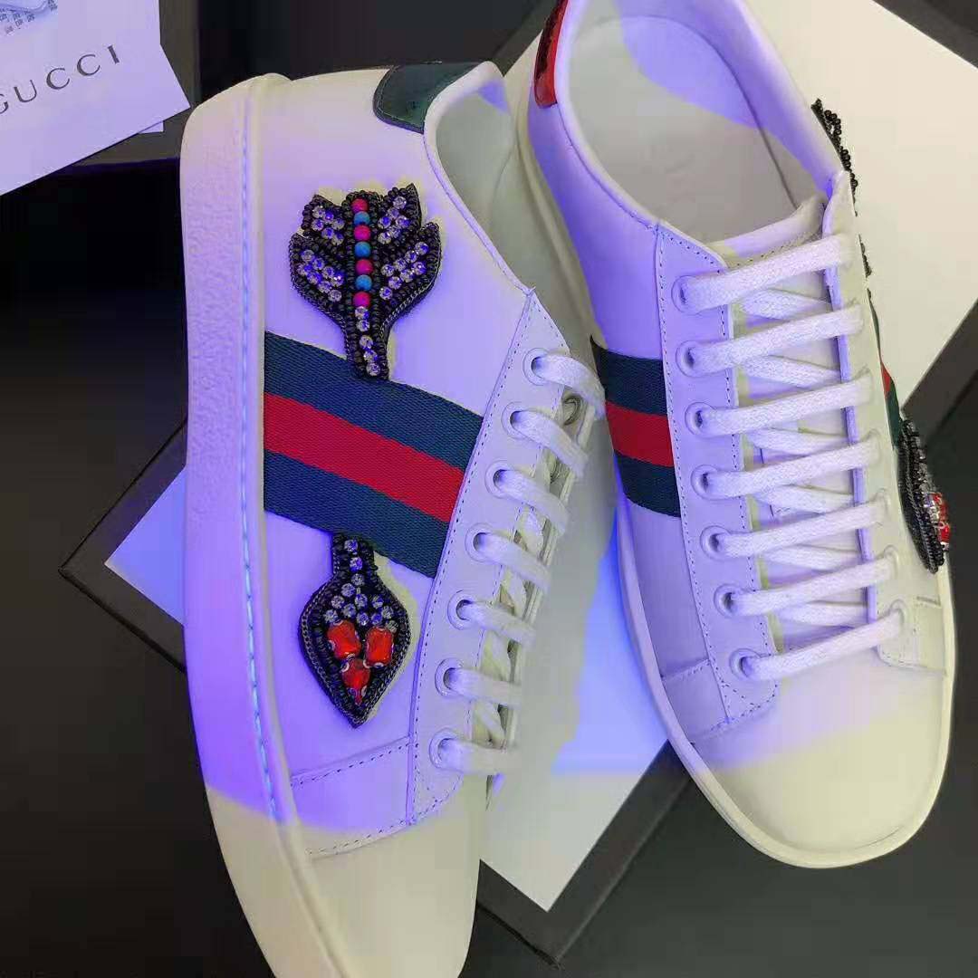 G*u*i unisex ace embroidered sneaker with arrow appliqués-white