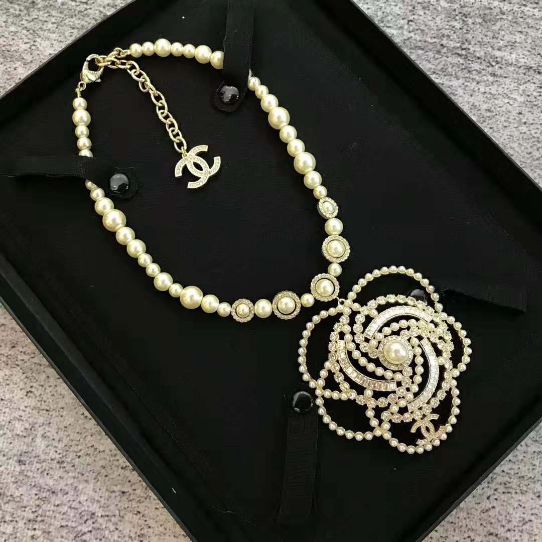 Chanel Women Necklace in Metal Glass Pearls & Diamantés-White