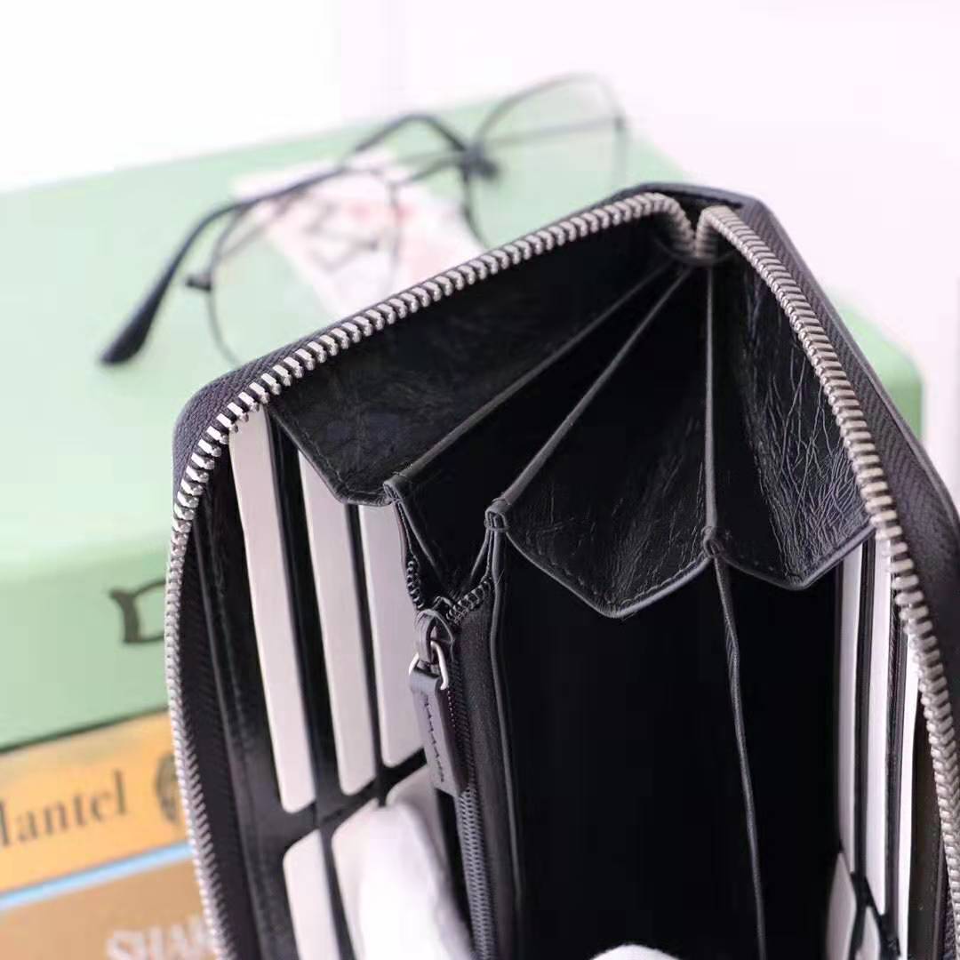 G*u*i gg men zip around wallet with interlocking g in black soft leather