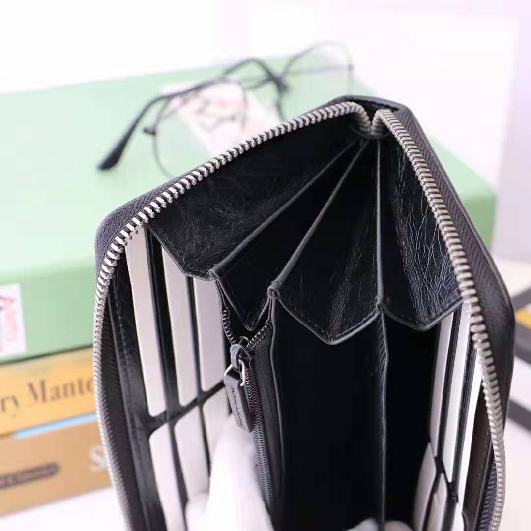 G*u*i gg men zip around wallet with interlocking g in black soft leather
