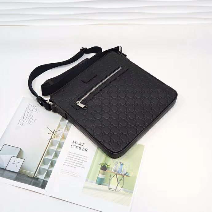 G*u*i gg unisex G*u*i signature messenger black G*u*i signature leather