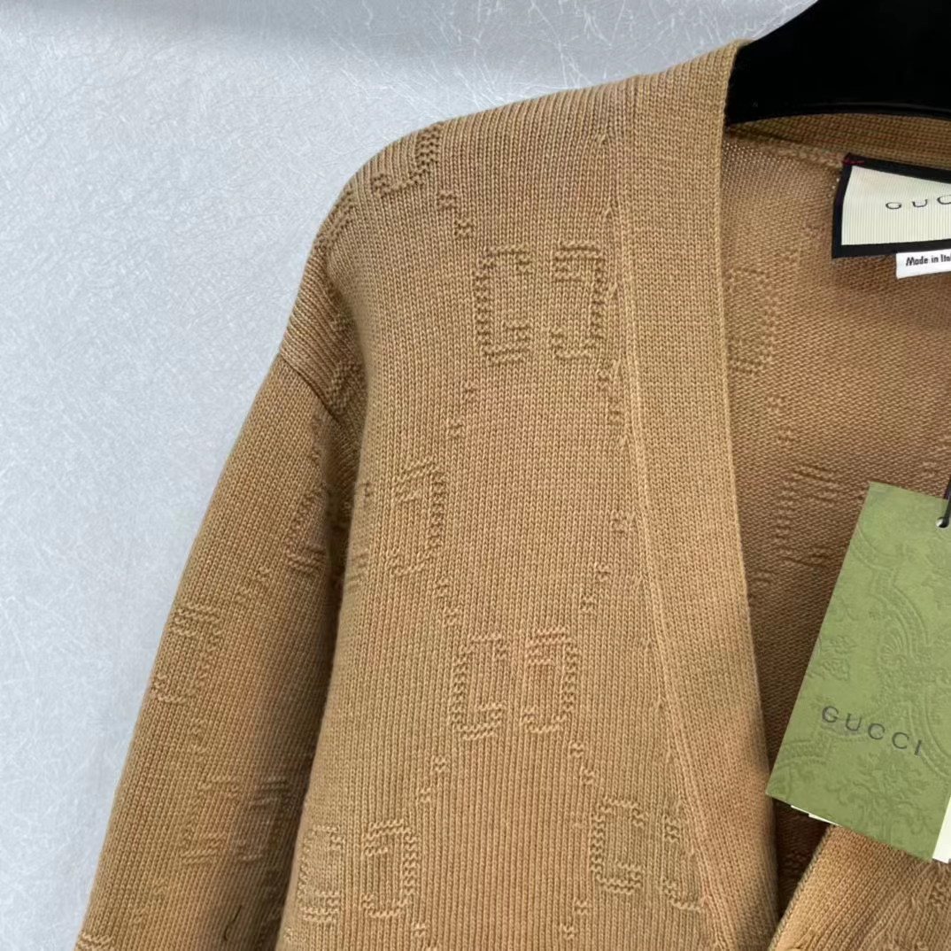 G*u*i men gg wool cardigan beige v-neck collar two front pockets