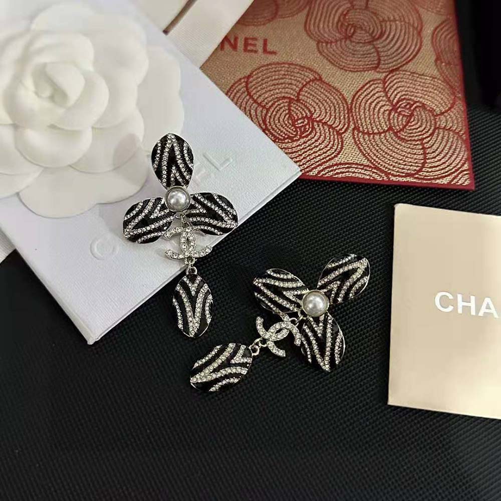Chanel Women Clip-on Pendants in Metal Glass Pearls and Strass