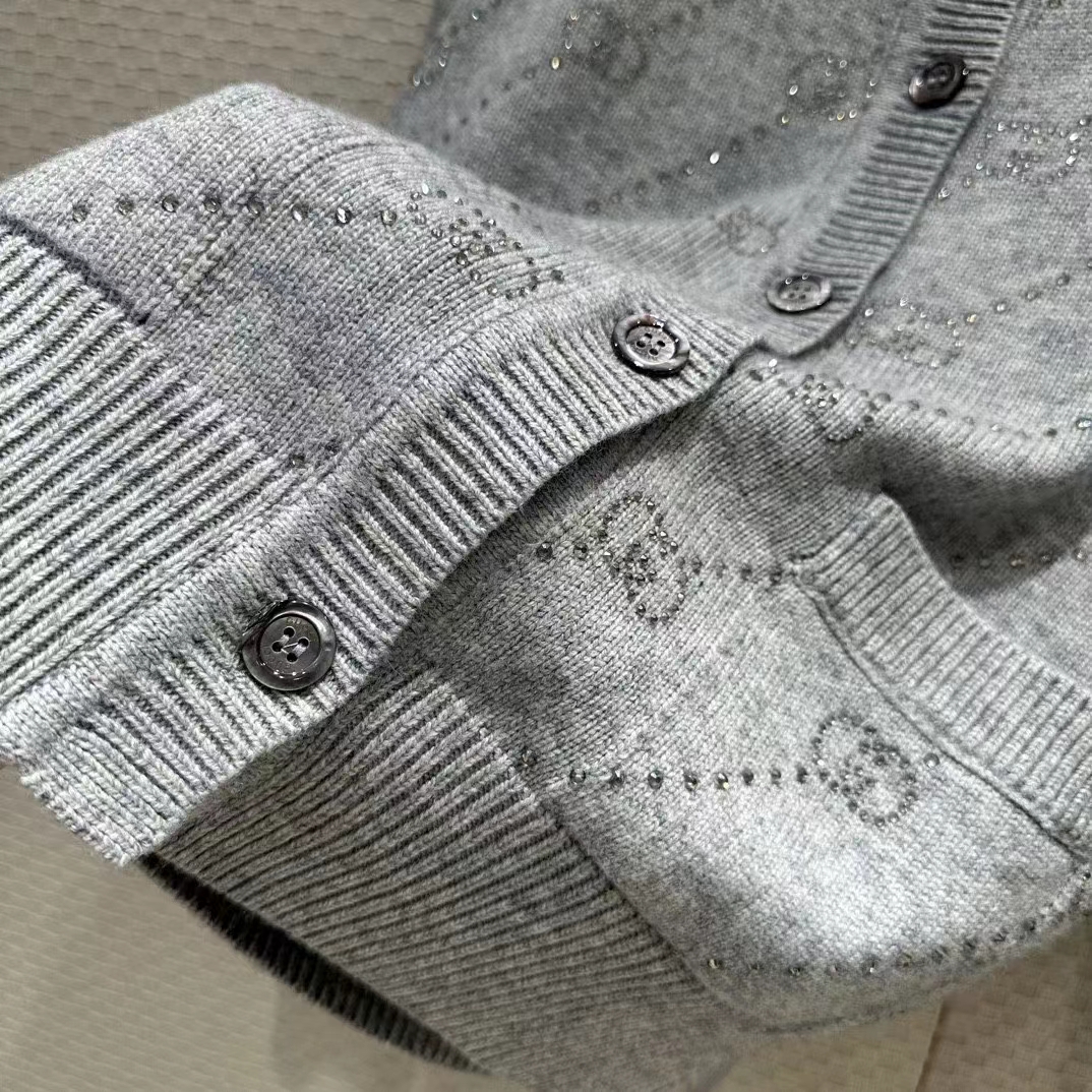 G*u*i women gg cashmere cardigan interlocking g crewneck long sleeves two front pockets