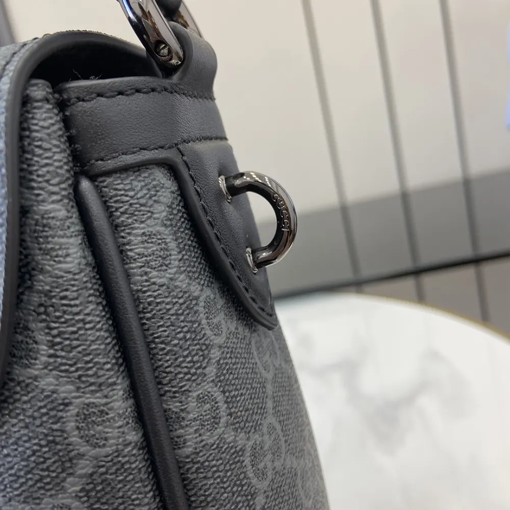 G*u*i men gg emblem medium crossbody bag 821154faed41000